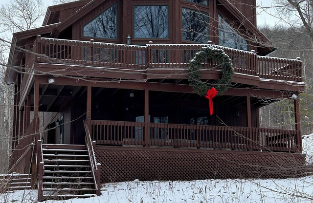Exceptional, spacious, 4 bedroom chalet in Harbor Springs right at Nubs Nob.