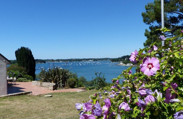 Exceptional villa in Arradon with garden and view