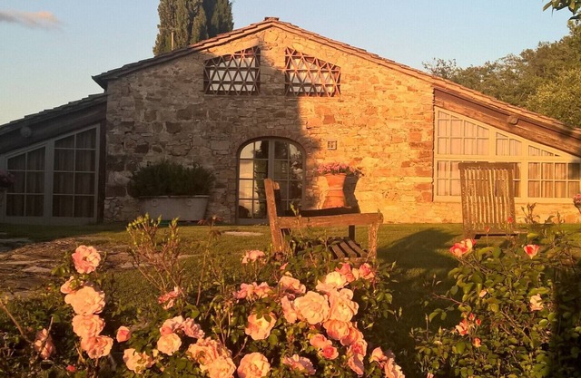 Exceptionally pretty cottage with pool, views, in walking distance from Panzano