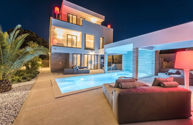 Exclusive beachfront Villa Four Seasons in Vrsi
