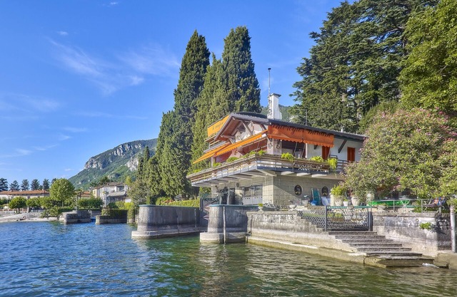 EXCLUSIVE DETACHED VILLA DIRECTLY ON THE LAKE WITH PRIVATE GARDEN.