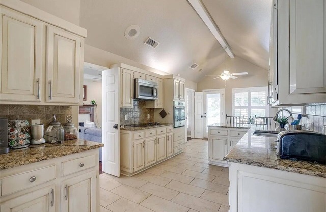 Executive 3-bed house with pool, office, WI-FI, Big TVs private, quiet, near FW