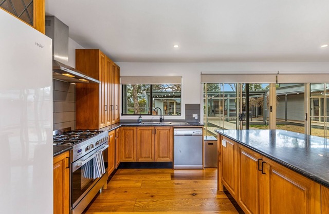 Expansive 6-Bedroom Getaway in Serene Countryside - an entertainer's paradise!