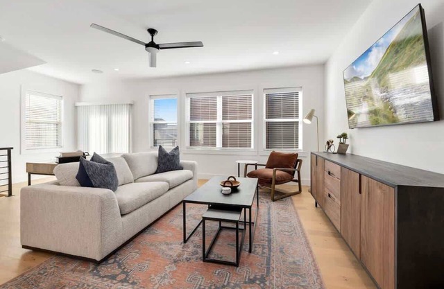 Expedition - Arts District - Garage - 0.5 mi DT