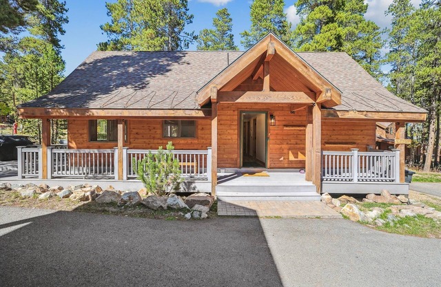 Experience Freeride Haus, a beautiful Breckenridge home with a private hot tub.