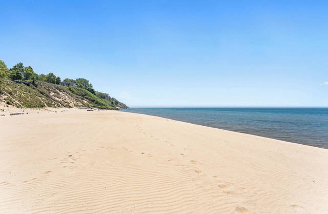 Experience luxury at Lakefront Villa, a spacious 5-bedroom retreat - stunning lake views.