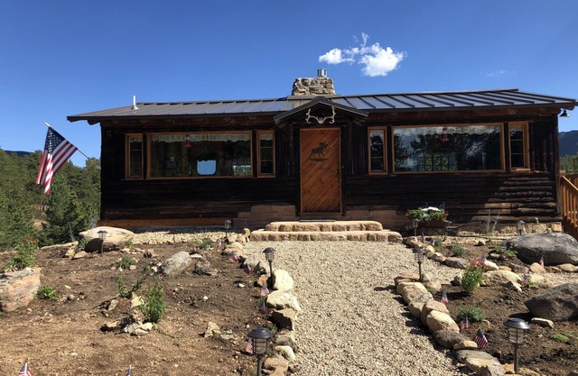 Experience the fall colors and wildlife, hiking, relaxing, pet friendly