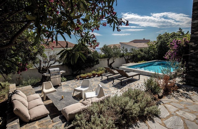 Experience the sea (view) - holiday home with large garden & pool