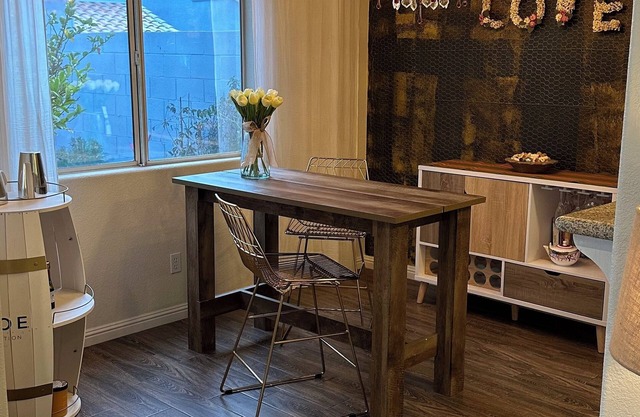 Experience Vegas like a local! Cozy 2-bedroom townhome 25 mins from LV Strip