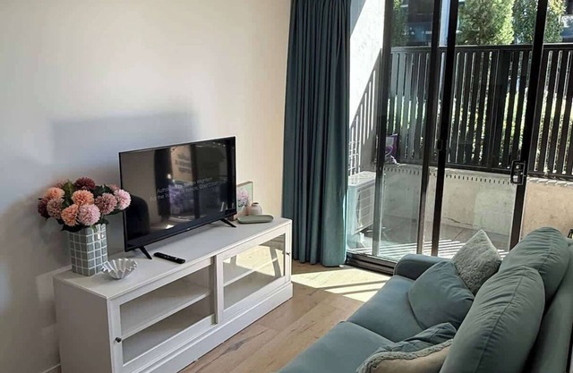 Explore Canberra in style | Courtyard | CBD |Shops