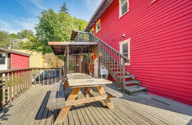 Explore Seattle! Charming Apt w/Private Deck