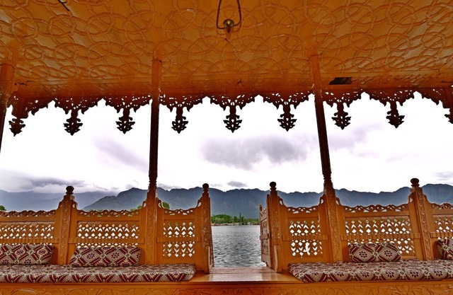 Explore & Unwind on this luxury Houseboat