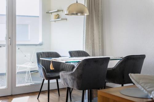 EXQUIS 2BR Luxus Apartment ROLF BENZ I Parken I Netflix I Stadtmitte I Familienfreundlich I Mercedes-Benz