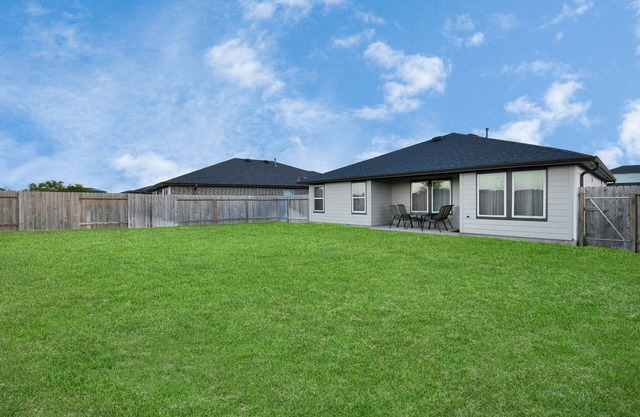 Exquisite 3 bedroom house located in a very quiet area of Katy .