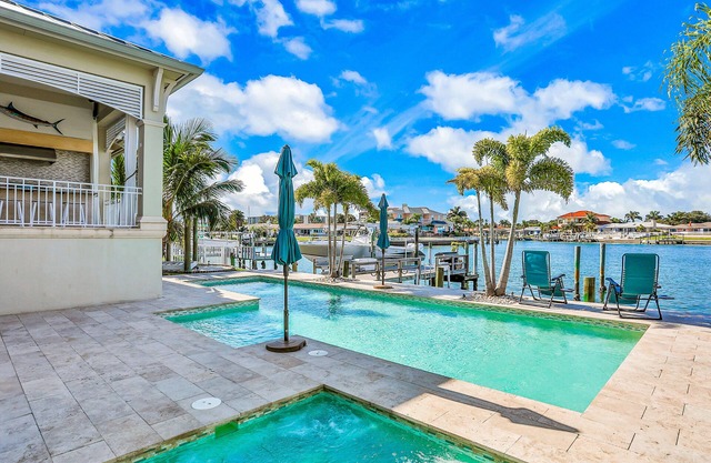 Exquisite Clearwater Retreat w/Heated Pool, Game Room, Outdoor kitchen &Kayaks