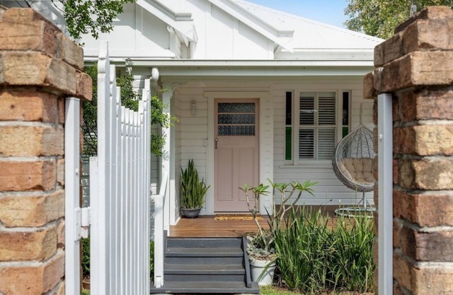 Exquisite, Stunning & Central! CDB Fringe Cottage!
