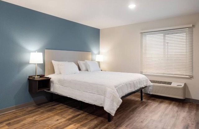 Extended Stay Gem in a Queen Bed Room – Kitchen, Comfort & Pet Access