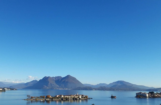 Extraordinary 180° view over lake, 3 islands, alps and private garden