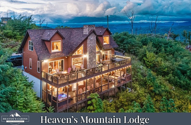 EXTRAORDINARY Luxury Cabin! PANORAMIC Views! Decks! Fire Pits! Theater! Gaming!