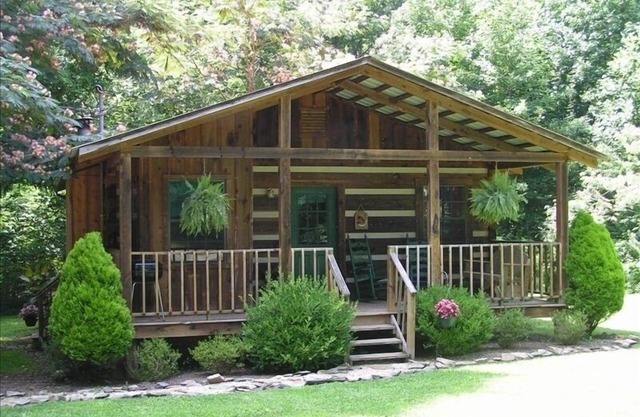Extremely clean cabin in a quiet setting with an outdoor fire pit.