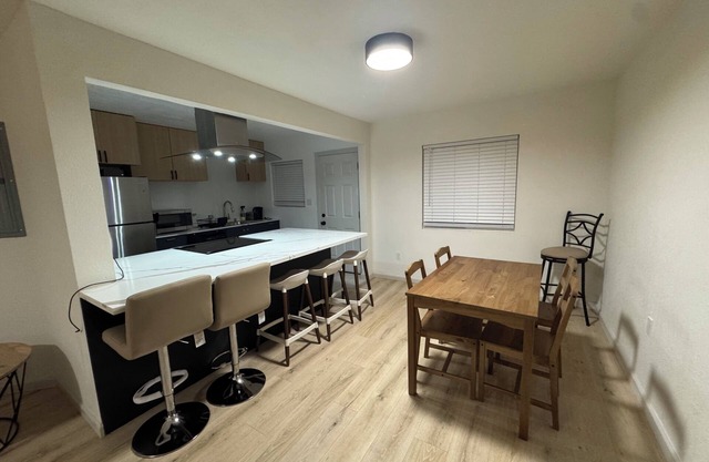 Fabulous 2-bedroom condo with AC in Oakland