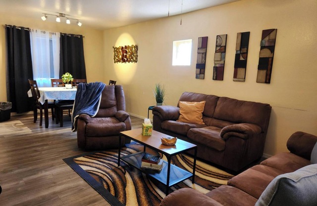 Fabulous 2-bedroom Tucson condo with cook-ready kitchen & AC, 5 min. from UofA.