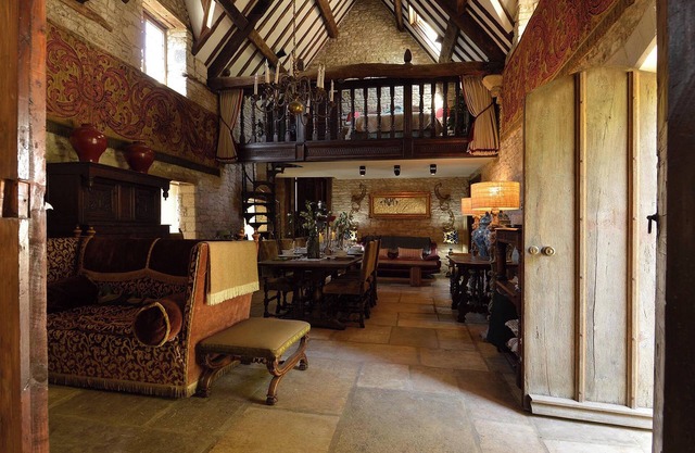 Fabulous Great hall in the center of Castle combe