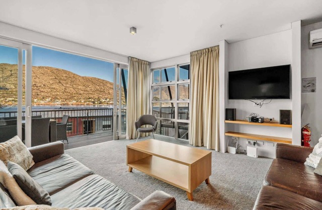 Fabulous Lakeside Marina 2 Bedroom