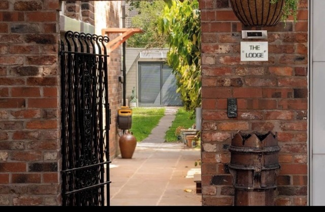 Fabulous Lodge located in a leafy suburb mins from Restaurants Cafes Pubs Shops