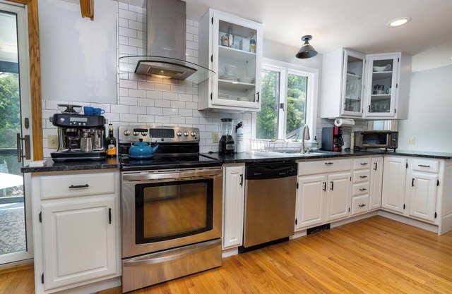 Fabulous modern home with pool & separate guest house . Pet-friendly!