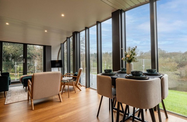 Fabulous Two Bedroom Eco Pod, Old Chalford Estate!