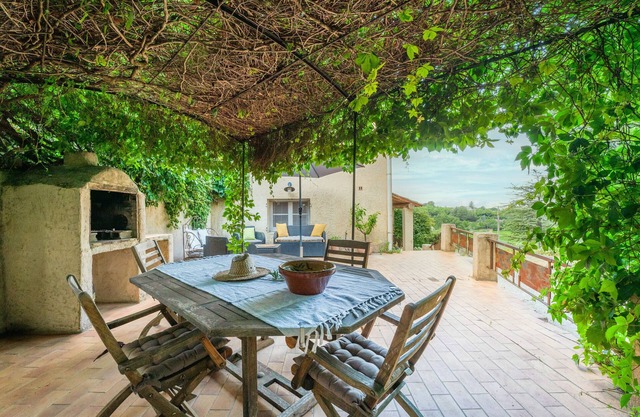 Facing Mont Ventoux – Cozy house with mountain views and cycling comfor