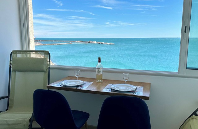 Facing the sea in Sète, 180° view, cosy apartment for 2 to 4 people in the town center