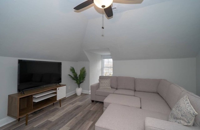 Fairfax Manor Pearl Suite