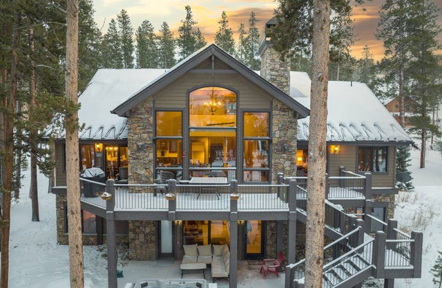 Fairview Lodge: Private Home on Golf Course, Hot Tub, Pool Table, Dogs OK!