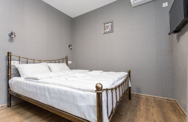 Falcon Apartments - 300 Aragveli