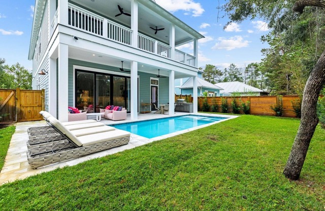 Fall Availability! Private Salt Water Pool! Sitting Spa! 5 Adult Bikes!