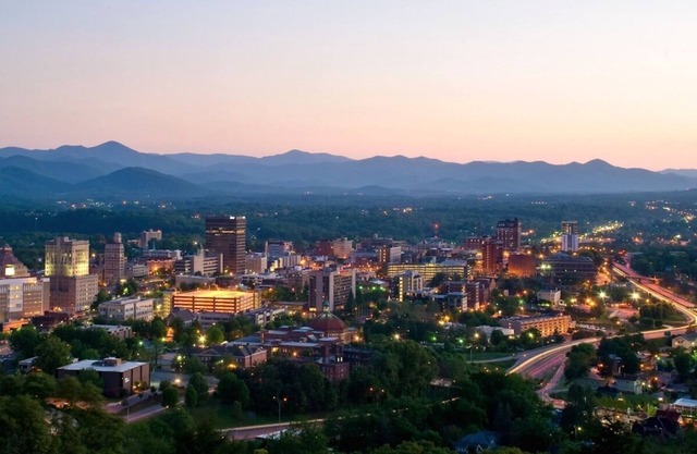 🍁Fall for Asheville🍁 in this perfectly located downtown condo!