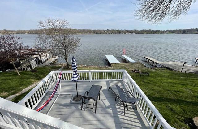 FALL IN LOVE! Lakefront, firepit w/FIREWOOD, family/dog friendly, SUP, Kayak