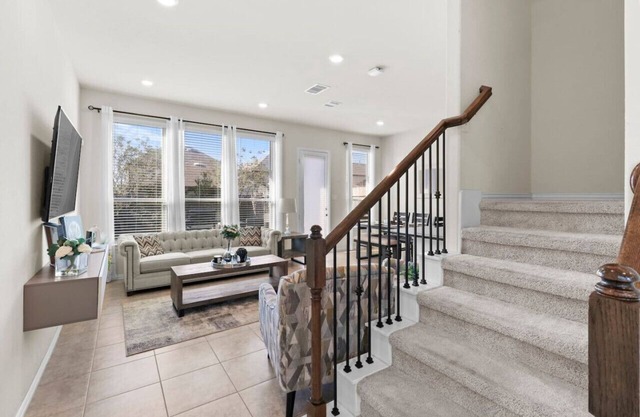 Fall Modern Stay: Family Friendly & Fast Wi-Fi