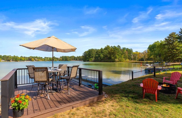 Fall on the lake: hot tub, firepit & cozy nights