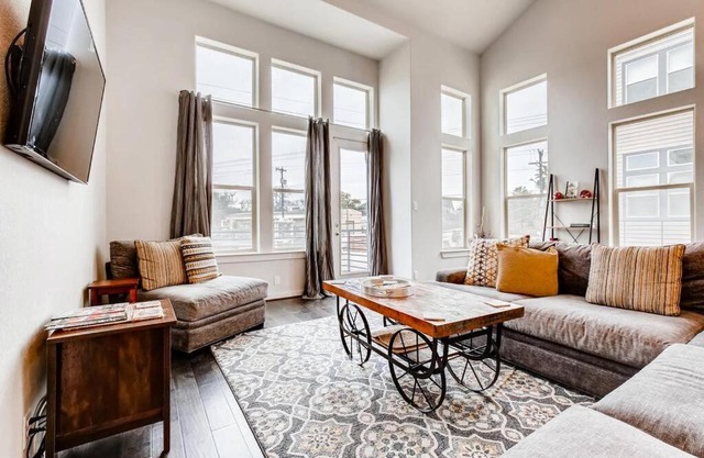 Fam Friendly 5 Bed Home Blocks To Pearl/Riverwalk!