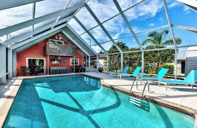 Fam friendly beach house w/poolside tiki bar, huge TV. Stroll to dining & bars!
