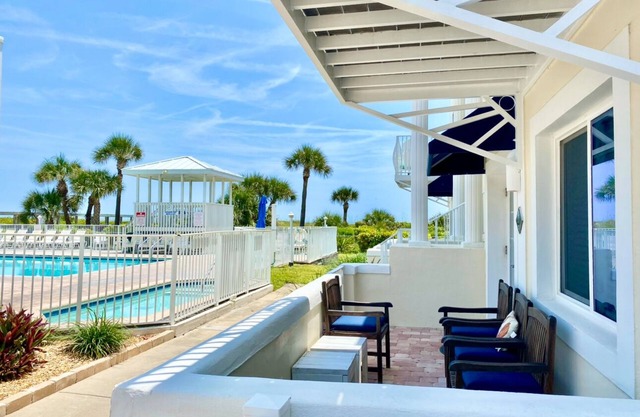 Family Beachfront Retreat: Ground floor steps to ocean, all beach gear included!