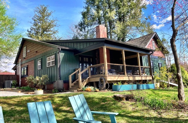 Family & Dog Friendly House With Hot Tub OnThe Pigeon River Near Asheville, NC!