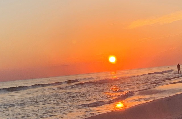 Family friendly 2-bedroom cottage 2 blocks from the beach