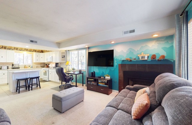 Family-friendly townhouse with WiFi, streaming, W/D, and close to skiing