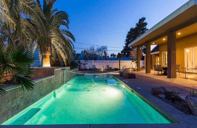 Family Friendly 3600 Sq Ft 5 Bedrooms 4 Bathrooms 3 Miles To Strip
