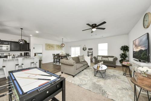 Family-Friendly 4 Bed & 2 Bath Oasis with Fully Equipped Kitchen & Relaxing Vibes