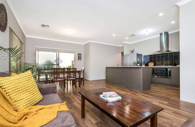 Family Friendly 4BR Home - Free Parking, Fast WiFi